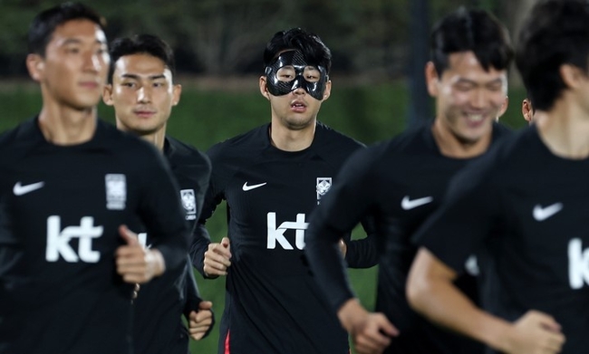 손흥민을 비롯한 대한민국 축구대표팀 선수들이 18일(현지시간) 오후 카타르 도하 알 에글라 트레이닝센터에서 훈련하고 있다.