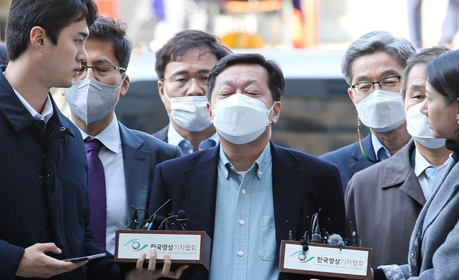 정진상 더불어민주당 대표실 정책조정실장이 지난 18일 오후 서울 서초구 서울중앙지방법원에서 열린 구속 전 피의자 심문(영장실질심사)에 출석하고 있다. 정 실장은 특정범죄 가중처벌 등에 관한 법률 위반(뇌물), 부정처사 후 수뢰, 부패방지법 위반, 증거인멸교사 혐의를 받고 있다. (사진=뉴시스)