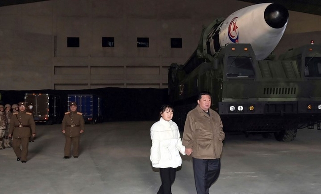 북한 조선중앙통신에 공개한 사진에 18일 김정은(오른쪽) 북한 국무위원장이 딸의 손을 잡고 화성-17형 대륙간탄도미사일(ICBM) 시험 발사장을 현지 지도하고 있다.