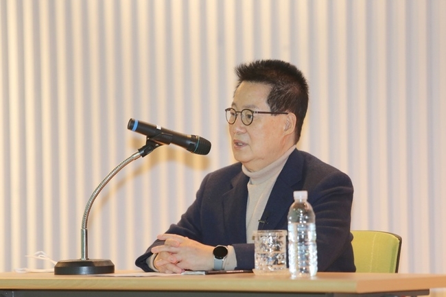 박지원 전 국정원장이 5일 '지금 DJ라면'을 주제로 열린 김대중 리더십 아카데미 초청 강연회에서 이태원 참사에 대한 윤석열 정부의 사과를 촉구하고 있다. (사진=김대중노벨평화상기념관)
