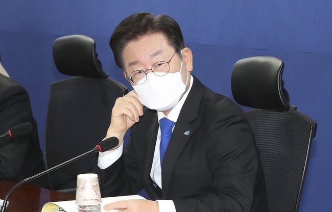  이재명 더불어민주당 대표가 16일 서울 여의도 국호 의원회관에서 열린 '이태원 참사의 국가책임과 재난안전 대책' 토론회에 참석해 생각에 잠겨 있다. (사진=뉴시스)