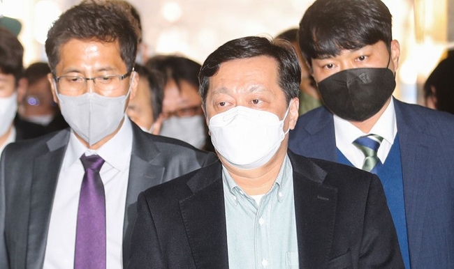정진상 더불어민주당 대표실 정책조정실장이 지난 18일 오후 서울 서초구 서울중앙지방법원에서 열린 구속 전 피의자 심문(영장실질심사)에 출석하고 있다. 정 실장은 특정범죄 가중처벌 등에 관한 법률 위반(뇌물), 부정처사 후 수뢰, 부패방지법 위반, 증거인멸교사 혐의를 받고 있다. (사진=뉴시스)