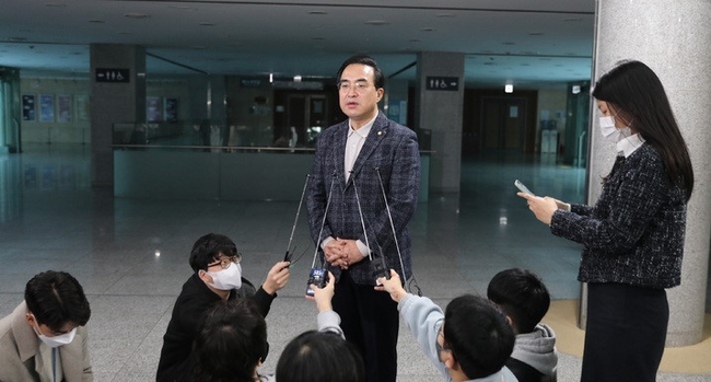  박홍근 더불어민주당 원내대표가 20일 오후 서울 여의도 국회 의원회관에서 열린 국경없는 수의사회 심포지엄에 참석하기에 앞서 기자들 질문에 답하고 있다. (사진=뉴시스)