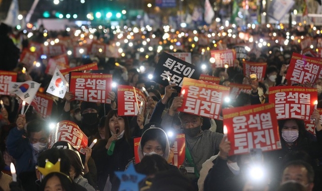  19일 오후 서울 중구 숭례문 일대에서 촛불전환행동 주최로 윤석열 정부를 규탄하는 촛불집회가 열리고 있다. 