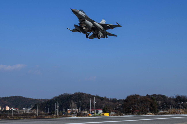 한국 공군의 KF-16 전투기가16일 오후 한미 연합 비상활주로 접근훈련을 위해 경북 영주 비상활주로에 낮은 고도로 접근하고 있다. 한미 공군은 전시 작전 지속능력 확보와 비상활주로 운용능력을 점검하기 위해 이번 훈련을 실시했으며, 훈련에는 한국 공군의 KF-16, F-5, TA-50, CN-235와 美 공군의 F-16, A-10 등이 참가했다. (사진= 공군 /뉴시스 제공)