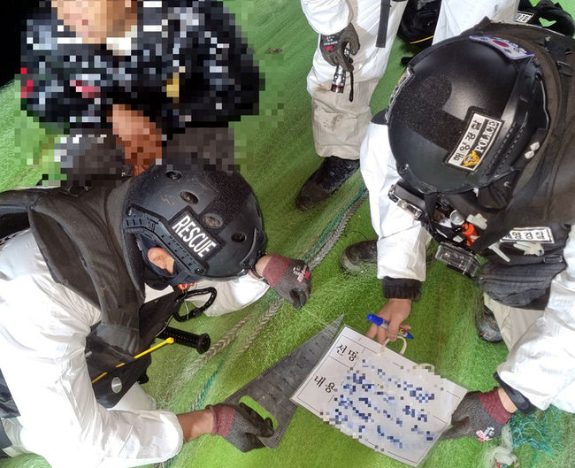 어구 확인하는 해경