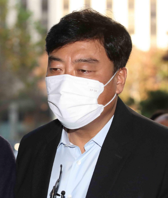 최성범 용산소방서장이 21일 서울 마포구 경찰 특별수사본부에 이태원 참사 피의자 신분으로 출석하고 있다. (사진=뉴시스 제공)
