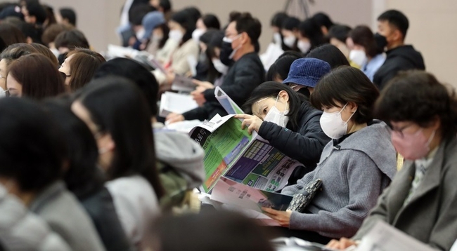 학부모들이 지난 18일 오후 서울 광진구 세종대학교 컨벤션홀에서 열린 종로학원 2023학년도 정시지원전략 설명회에서 배치표를 보고 있다. (사진=뉴시스 제공)