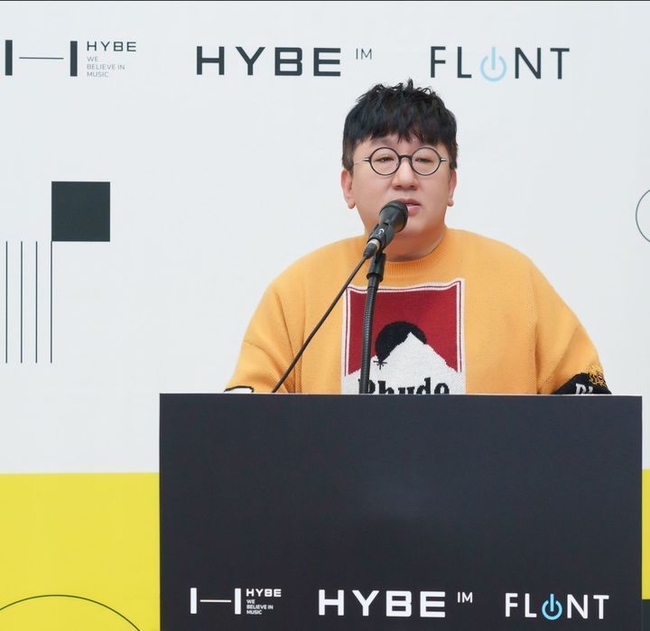 방시혁 하이브 의장이 19일 부산 해운대 벡스코에서 개최된 기자간담회에서 발표를 하고 있다.(사진=하이브 제공) 