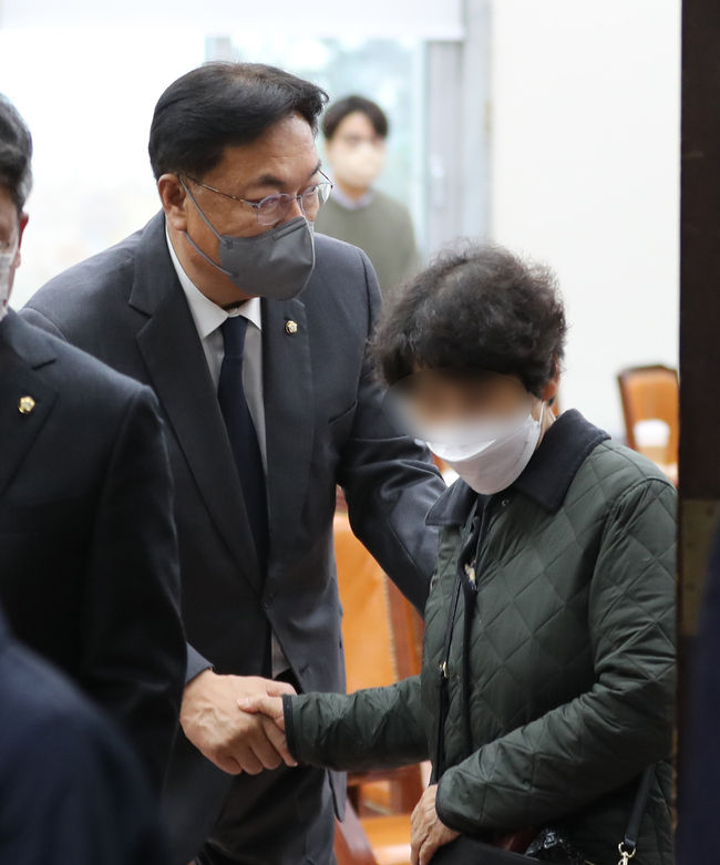 정진석 국민의힘 비상대책위원장이 21일 오후 서울 여의도 국회에서 이태원 참사 유가족들과 면담을 마치고 위로하고 있다.(사진=뉴시스 제공)