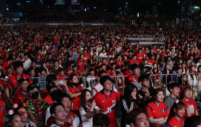 지난 2018년 24일 새벽 서울 종로구 광화문 광장에서 ‘2018 러시아월드컵’ 조별예선 F조 대한민국 대 멕시코의 경기를 시민들이 응원하고 있다.(사진=뉴시스 제공)