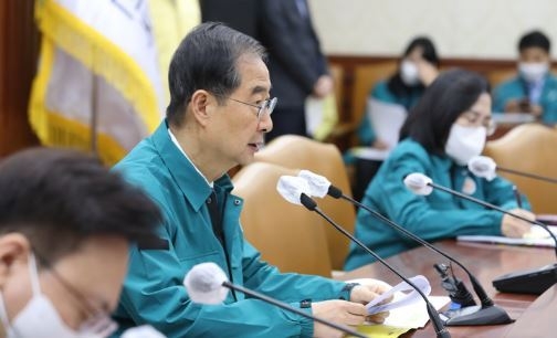 한덕수 국무총리가 지난 16일 오전 서울 종로구 정부서울청사에서 열린 이태원 사고 및 코로나19 중앙재난안전대책본부(중대본) 회의를 주재하며 발언하고 있다. (사진=뉴시스 제공)