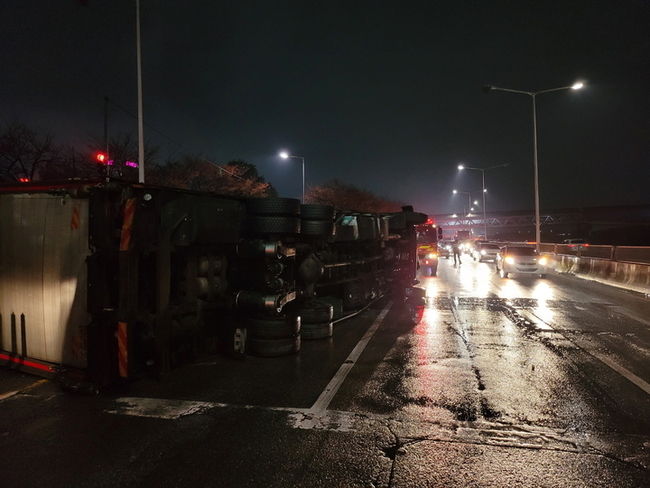 22일 오후 9시 50분께 부산 사상구 감전교차로에서 신호 대기 중이던 선행차량을 늦게 발견한 냉동탑차가 급하게 정지하다 왼쪽으로 넘어지는 사고가 발생했다. (사진=부산경찰청 제공) 