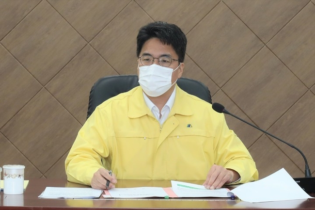 23일 윤태식 관세청장이 화물연대 파업에 대응키 위한 비상통관체계 점검회의를 주재하고 있다.
