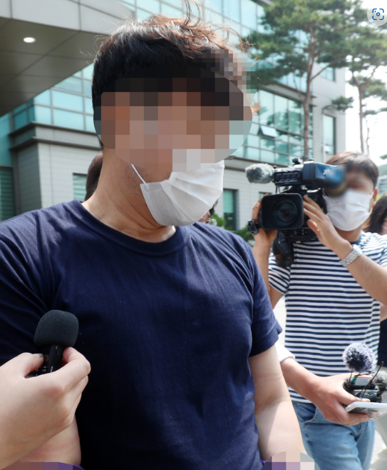 전처와 옛 처남댁 살인 혐의자 A씨가 18일 전북 정읍시 전주지방법원 정읍지원에서 영장실질심사를 마치고 법원을 나오고 있다. (사진=뉴시스 제공)