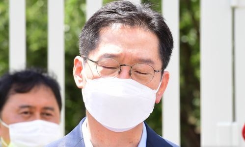 '드루킹 댓글 조작 사건'으로 징역 2년형이 확정된 김경수 전(前) 경남지사가 지난해 7월26일 오후 창원교도소 앞 광장에서 입감에 앞서 경남도민에게 마지막 인사를 하고 있다. (사진=뉴시스 제공)