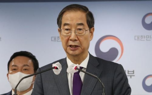 한덕수 국무총리가 지난 22일 서울 종로구 정부서울청사에서 열린 화물연대 집단 운송거부 관련 브리핑에서 화물연대 집단운송거부 관련 정부입장 및 대응방안을 발표하고 있다. (사진=뉴시스 제공)