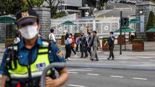 경찰이 용산 대통령실 입근 집회에 대해 금지 통고를 유지하기로 한 13일 오후 서울 용산구 대통령실 인근 도로에 경찰 질서유지선이 설치되어 있다. 경찰에 따르면 최근 대통령 집무실 인근 집회 신고가 들어오면 금지 통고한다는 구두 지침을 공유했다. (사진=뉴시스 제공)