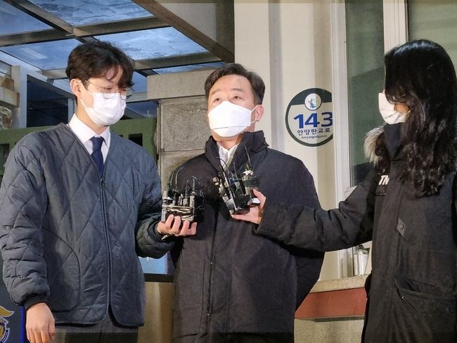 구속 기한이 만료된 '대장동 개발 특혜 의혹' 화천대유자산관리 대주주 김만배씨가 24일 경기 의왕시 서울구치소에서 출소해 취재진 앞에서 입장을 밝히고 있다.(사진=뉴시스 제공)