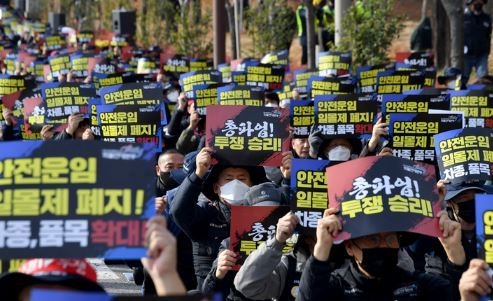 24일 오전 광주 광산구 도천동 하남교에서 민주노총 공공운수노조 화물연대 광주지부의 총파업 결의대회가 열리고 있다. (사진=뉴시스 제공)