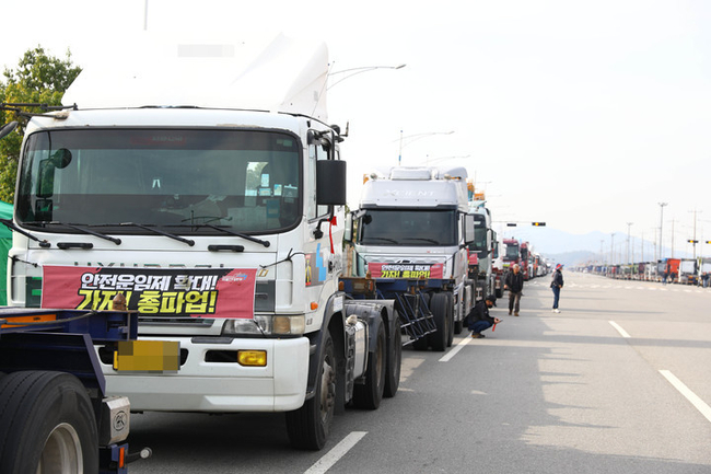 24일 민주노총 공공운수노조 화물연대가 무기한 총파업을 시작하면서 전남 광양항 컨테이너부두 도로에 화물차들이 길게 늘어서 있다. (사진=뉴시스 제공)