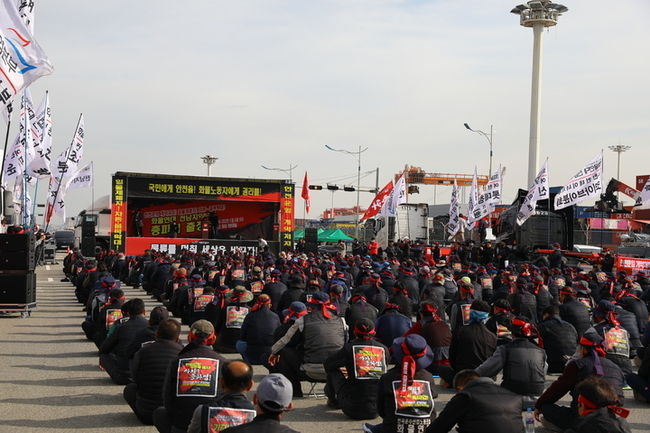 민주노총 공공운수노조 화물연대가 무기한 총파업에 돌입한 가운데 24일 오전 전남 광양항 컨테이너부두 도로에서 출정식이 열리고 있다. (사진=뉴시스 제공)