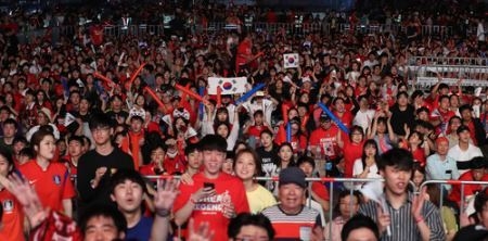지난 2018 러시아월드컵 조별예선 F조 대한민국 대 멕시코의 경기가 열린 24일 새벽 서울 종로구 광화문 광장에서 시민들이 열띤 응원을 펼치고 있다. (사진=뉴시스 제공)