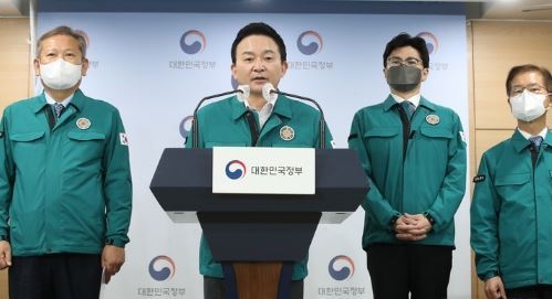 원희룡 국토교통부 장관 및 관련 부처 장관들이 24일 오전 서울 종로구 정부서울청사에서 화물연대 운송거부 철회 촉구 정부 담화문 발표를 하고 있다. (사진=뉴시스 제공)