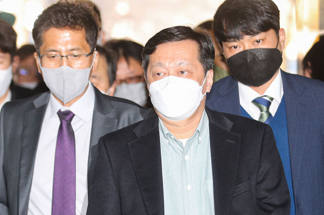  정진상 더불어민주당 대표실 정책조정실장이 18일 오후 서울 서초구 서울중앙지방법원에서 열린 구속 전 피의자 심문(영장실질심사)에 출석하고 있다.(사진=뉴시스 제공)