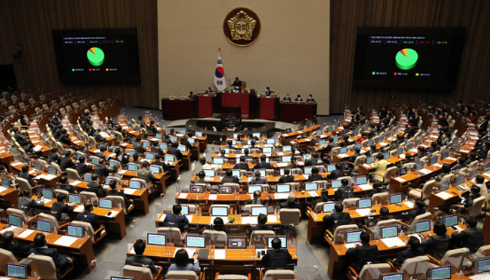 24일 서울 여의도 국회에서 열린 본회의에서 용산 이태원 참사 진상규명과 재발방지를 위한 국정조사 계획서 승인의 건이 재석 254인 찬성 220인 반대 13인 기권 21인으로 가결되고 있다. (사진=뉴시스 제공)