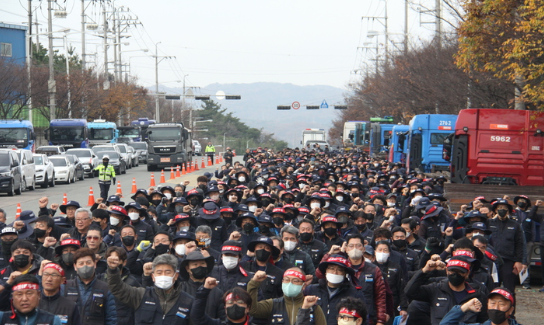 24일 민주노총 공공운수노조 화물연대본부가 안전운임제 일몰제 폐지와 적용 품목 확대 등을 요구하며 총파업에 돌입한 가운데 이날 24일 오전 10시 경북 포항시 남구 대송 교차로에서 포항지부 조합원 2000여명이 모여 출정식을 가졌다. (사진=뉴시스 제공)
