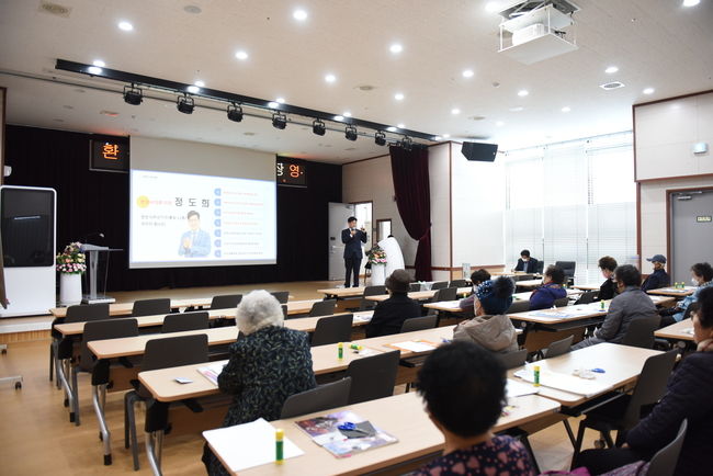 정도희 천안시의회 의장 천안노인대학 초청 강사 특강 사진(사진=천안시의회 제공)