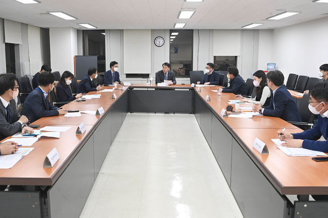 장영진 산업통상자원부 1차관이 24일 서울 서울 여의도 전력기반센터 대회의실에서 화물연대 운송거부 대비 점검회의를 주재하고 있다. (사진= 산업통상자원부 제공)