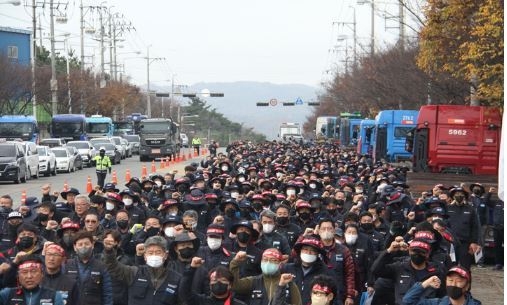  민주노총 공공운수노조 화물연대본부는 24일 오전 10시 경북 포항시 남구 대송 교차로에서 포항지부 조합원 2000여명이 모여 출정식을 가졌다. (사진=뉴시스 제공)