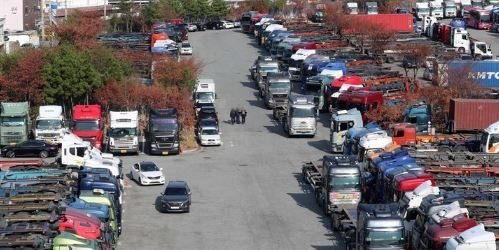 민주노총 공공운수노조 화물연대본부가 총파업에 돌입한 24일 부산 남구의 한 주차장에 운행을 멈춘 화물차가 줄지어 서 있다. 화물연대는 안전운임제 일몰제 폐지와 대상 품목 확대 등을 요구하며 이날 0시부터 총파업에 나섰다. (사진=뉴시스 제공)