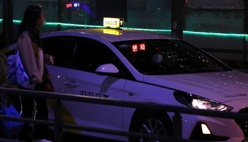 지난 3일 밤 서울역 택시 승강장에서 한 시민이 카카오T 택시를 이용하고 있다. (사진=뉴시스 제공)