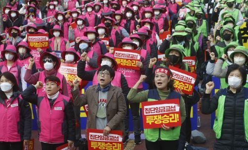 전국학교비정규직노조 서울지부, 전국교육공무직본부 서울지부가 25일 서울 종로구 서울시교육청 앞에서 '집단임금교섭 투쟁승리' 총파업대회를 하고 있다. (사진=뉴시스 제공)