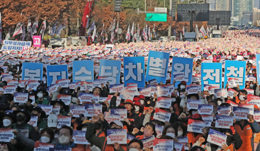 민주노총 공공부문 비정규직 파업위원회 소속 공공운수노조, 민주일반연맹, 서비스연맹이 25일 서울 여의도에서 공공부문비정규직 총파업대회를 열고 실질임금 삭감대책 마련, 복지수당차별 완전철폐, 공무직위원회 상설화, 자회사 등 공공비정규직 구조조정 중단, 직무성과급제 저지, 공무직 법제화 등을 촉구하고 있다. (사진=뉴시스 제공)