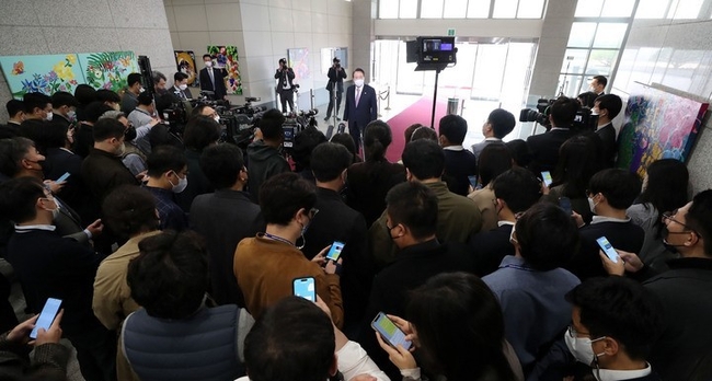 윤석열 대통령이 10일 오전 서울 용산 대통령실 청사로 출근하며 취재진 질문에 답하고 있다. (사진=뉴시스)
