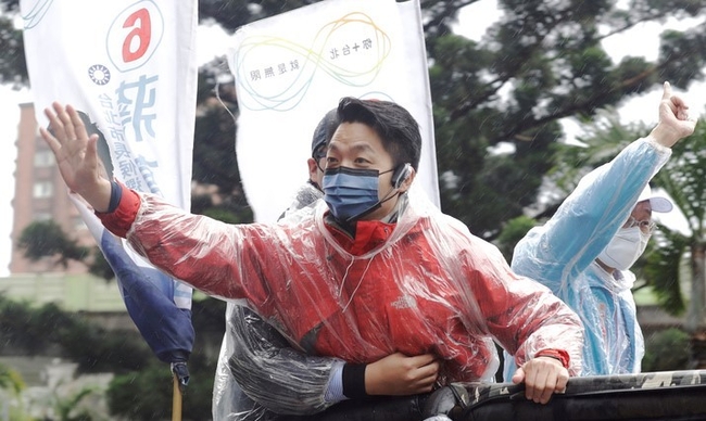  대만 야당인 국민당(KMT)의 장완안 타이베이 시장 후보가 24일 타이베이 거리에서 환호하는 지지자들에게 인사하고 있다. 대만은 오는 26일 지방 선거를 치른다. (사진=뉴시스)