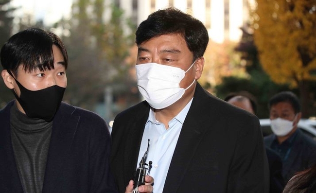 최성범 용산소방서장이 지난 21일 서울 마포구 경찰 특별수사본부에 이태원 참사 피의자 신분으로 출석하고 있다. (사진=뉴시스)