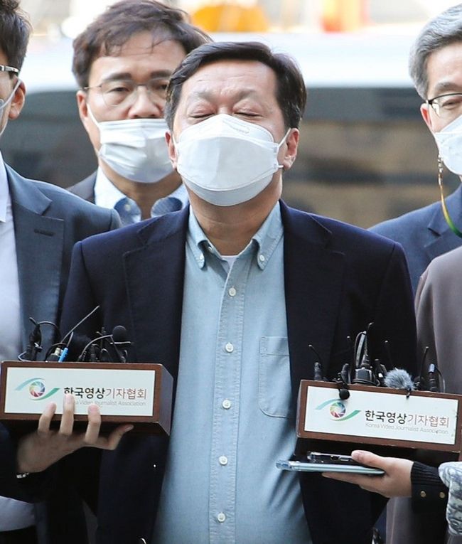 정진상 더불어민주당 대표실 정무조정실장이 지난 18일 오후 서울 서초구 서울중앙지방법원에서 열린 구속 전 피의자 심문(영장실질심사)에 출석하며 취재진의 질문에 답하고 있다. 정 실장은 특정범죄 가중처벌 등에 관한 법률 위반(뇌물), 부정처사 후 수뢰, 부패방지법 위반, 증거인멸교사 혐의를 받고 있다. (사진=뉴시스)