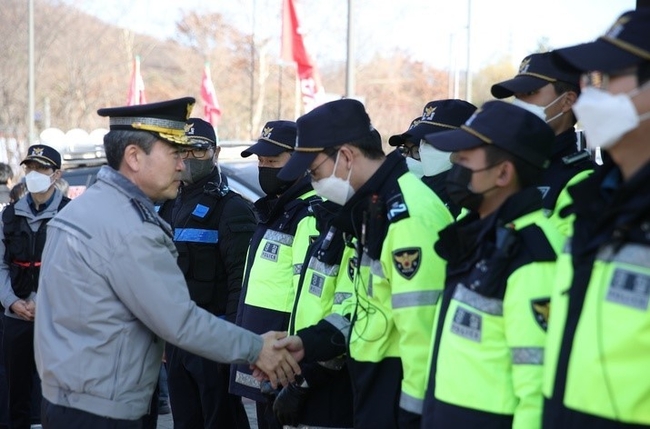  윤희근 경찰청장이 27일 오전 경기 의왕ICD를 방문해 화물연대의 집단운송거부 상황을 점검 후 근무자들을 격려하고 있다. (사진=경찰청 제공).