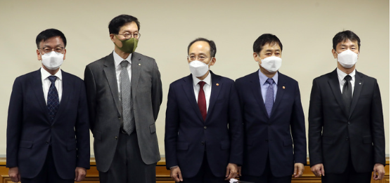 추경호 경제부총리 겸 기획재정부 장관이 28일 오전 서울 중구 은행회관에서 열린 비상거시경제금융회의에 참석하고 있다. 최상목(왼쪽부터) 경제수석, 이창용 한국은행 총재, 추 부총리, 김주현 금융위원장, 이복현 금감원장. 