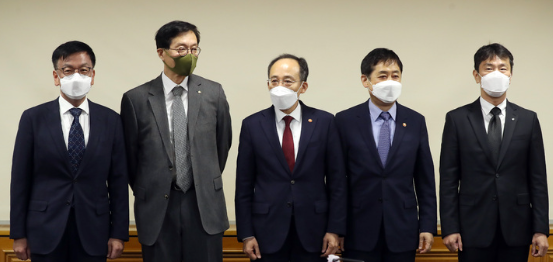 추경호 경제부총리 겸 기획재정부 장관이 28일 오전 서울 중구 은행회관에서 열린 비상거시경제금융회의에 참석하고 있다. 최상목(왼쪽부터) 경제수석, 이창용 한국은행 총재, 추 부총리, 김주현 금융위원장, 이복현 금감원장. 