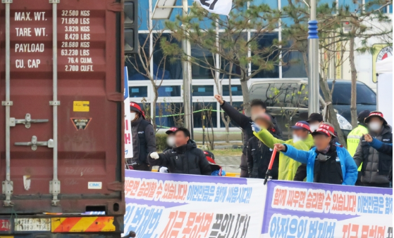 민주노총 공공운수노조 화물연대본부 총파업 닷새째인 28일 오전 인천 연수구 인천신항 컨테이너 터미널 앞에서 화물연대 노조원들이 파업에 동참하지 않은 화물차주들에게 항의하고 있다. 국토교통부는 이날 육상화물운송 분야 위기경보 단계를 '경계'에서 최고 단계인 '심각' 단계로 격상했다. 국토부는 화물연대의 집단운송거부 사태가 지속되면서 피해상황이 점차 심각해지고 있다며 이 같은 조처에 나선다고 밝혔다. (사진=뉴시스 제공)