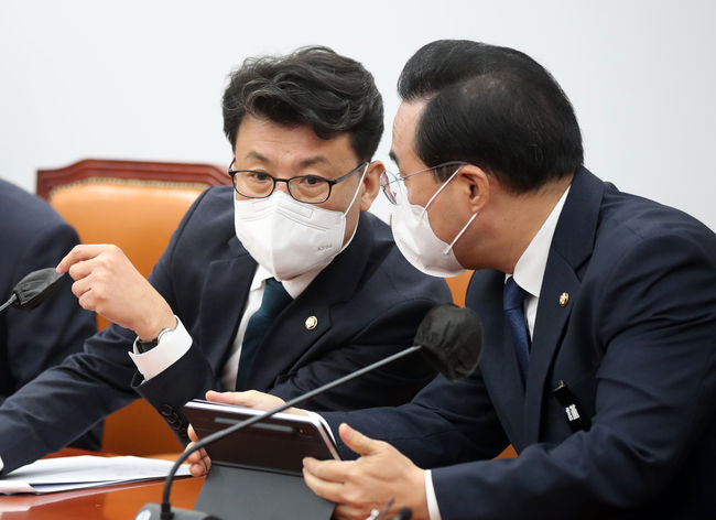 진성준 민주당 원내수석부대표와 박홍근 원내대표가 15일 국회에서 열린 원내대책회의에서 대화하고 있다.(사진=뉴시스 제공)