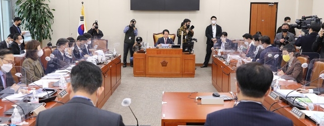 류성걸 조세소위원장이 지난 21일 오후 서울 여의도 국회에서 열린 기획재정위원회 제1차 조세소위원회에서 발언하고 있다. (사진=뉴시스 제공)