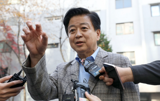 노웅래 더불어민주당 의원이 지난 18일 서울 마포구 자택 앞에서 검찰의 자택 추가 압수수색에 대한 입장을 말하고 있다. (사진=뉴시스 제공)