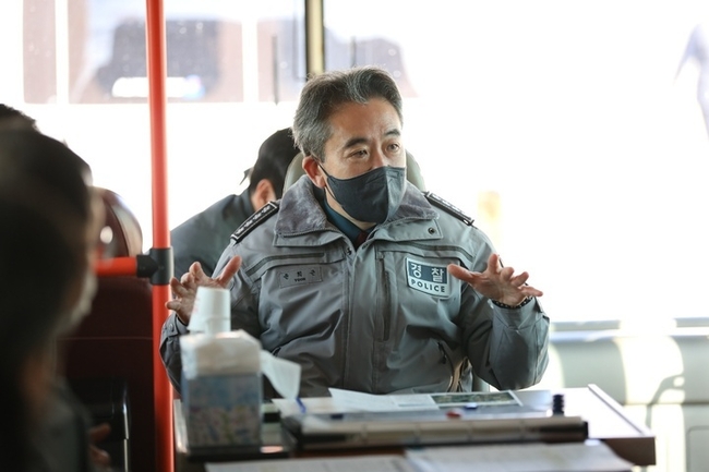 윤희근 경찰청장이 지난 27일 오전 의왕ICD를 방문해 화물연대의 집단운송거부 상황을 점검하고 있다. (사진=경찰청 제공). 